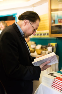 Gerhard Rühm mit Buch 