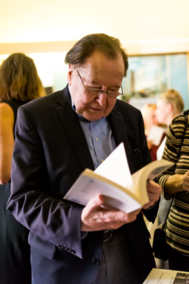 Gerhard Rühm mit Buch 