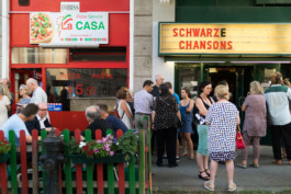 Breitenseer Lichtspiele von außen mit Besuchern 