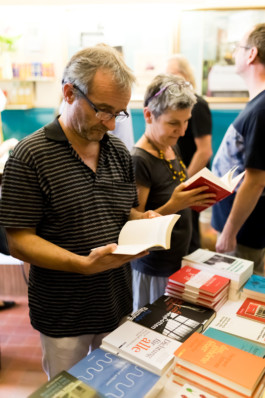 Büchertisch mit Besuchern und Petra Ehart 