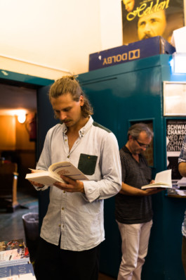 Besucher beim Büchertisch 