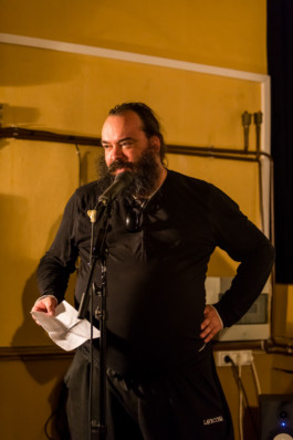 Klassenperformance med aan schwoazzn lebdob der schule für dichtung mit Harald Jöllinger 