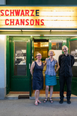 Ulrike Tauss, Stefanie Wolff und Norbert Pfaffenbichler vor den Breitenseer Lichtspielen 