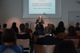 Eröffnungsvortrag „Die ungelösten Antagonismen der Realität kehren wieder in den Kunstwerken als die immanenten Probleme ihrer Form“ – Politische Aspekte der Wiener Gruppe von Thomas Eder 