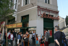 Publikum vor den Breitenseer Lichtspielen 