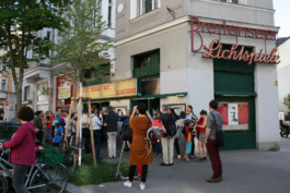 Publikum vor den Breitenseer Lichtspielen 