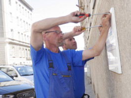 Montage der HC Artmann Gedenktafel 