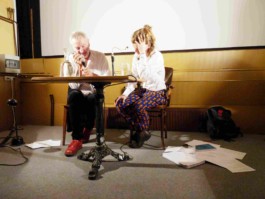 Performance von Fritz Ostermayer und Ann Cotten 