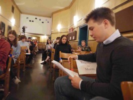 Lesung von Schülerinnen und Schülern, die Graphische, Bernhard Bär und Stani Bär 