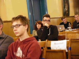 Michael Stavarič während der Lesung von Schülerinnen und Schülern, die Graphische 