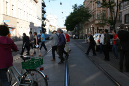 Spaziergang zur Enthüllung der HC Artmann Gedenktafel 