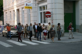 Spaziergang zur Enthüllung der HC Artmann Gedenktafel 