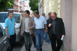 Ferdinand Schmatz, Robert Huez und Peter Rosei am Weg zur Enthüllung der HC Artmann Gedenktafel in der Kienmayergasse 43 in Wien 