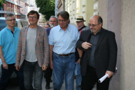 Ferdinand Schmatz, Robert Huez und Peter Rosei am Weg zur Enthüllung der HC Artmann Gedenktafel in der Kienmayergasse 43 in Wien 