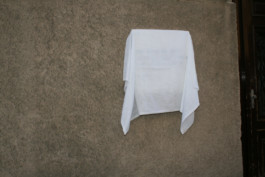 Verhüllte H. C. Artmann Gedenktafel in der Kienmayergasse 43 in Wien 