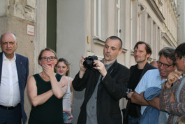 Bezirksvorsteherin-Stellvertreter Pschirer Robert, Ulrike Tauss, Cora Tauss, Norbert Pfaffenbichler, Rainer Frimmel, Peter Rosei und Ferdinand Schmatz während der Eröffnung der H. C. Artmann Gedenktafel in der Kienmayergasse 43 in Wien 