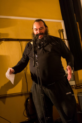 Performance med aan schwoazzn lebdob der schule für dichtung mit Harald Jöllinger 