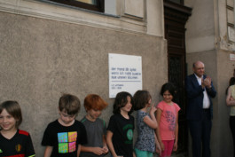 SchülerInnen der Volksschule Zennerstraße und Bezirksvorsteherin-Stellvertreter Pschirer Robert 