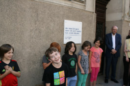 SchülerInnen der Volksschule Zennerstraße und Bezirksvorsteherin-Stellvertreter Pschirer Robert 