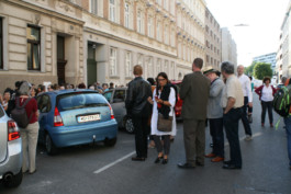 BesucherInnen vor der HC Artmann Gedenktafel 