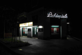 Breitenseer Lichtspiele von außen mit Leuchtreklame bei Nacht 