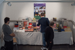 Büchertisch mit Besuchern 