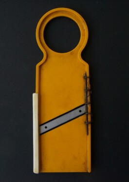 Tam za tou židlí/Da hinter dem Stuhl 